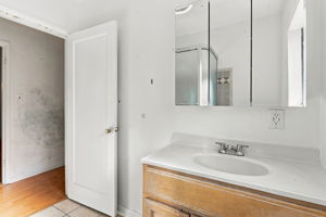 022_F8_57 N 34th St