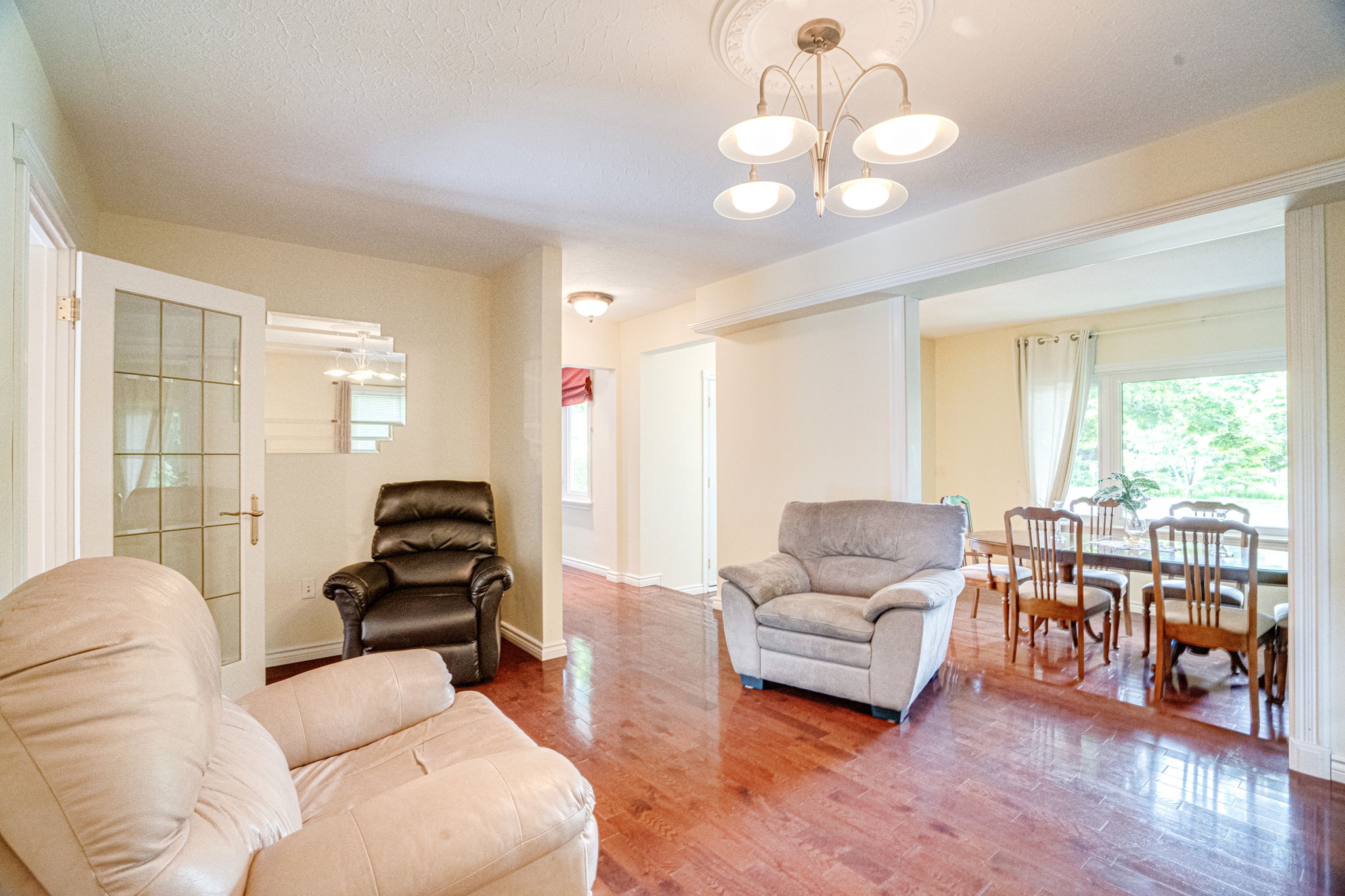 57 Roxborough Rd Newmarket, ON L3Y 3K8
