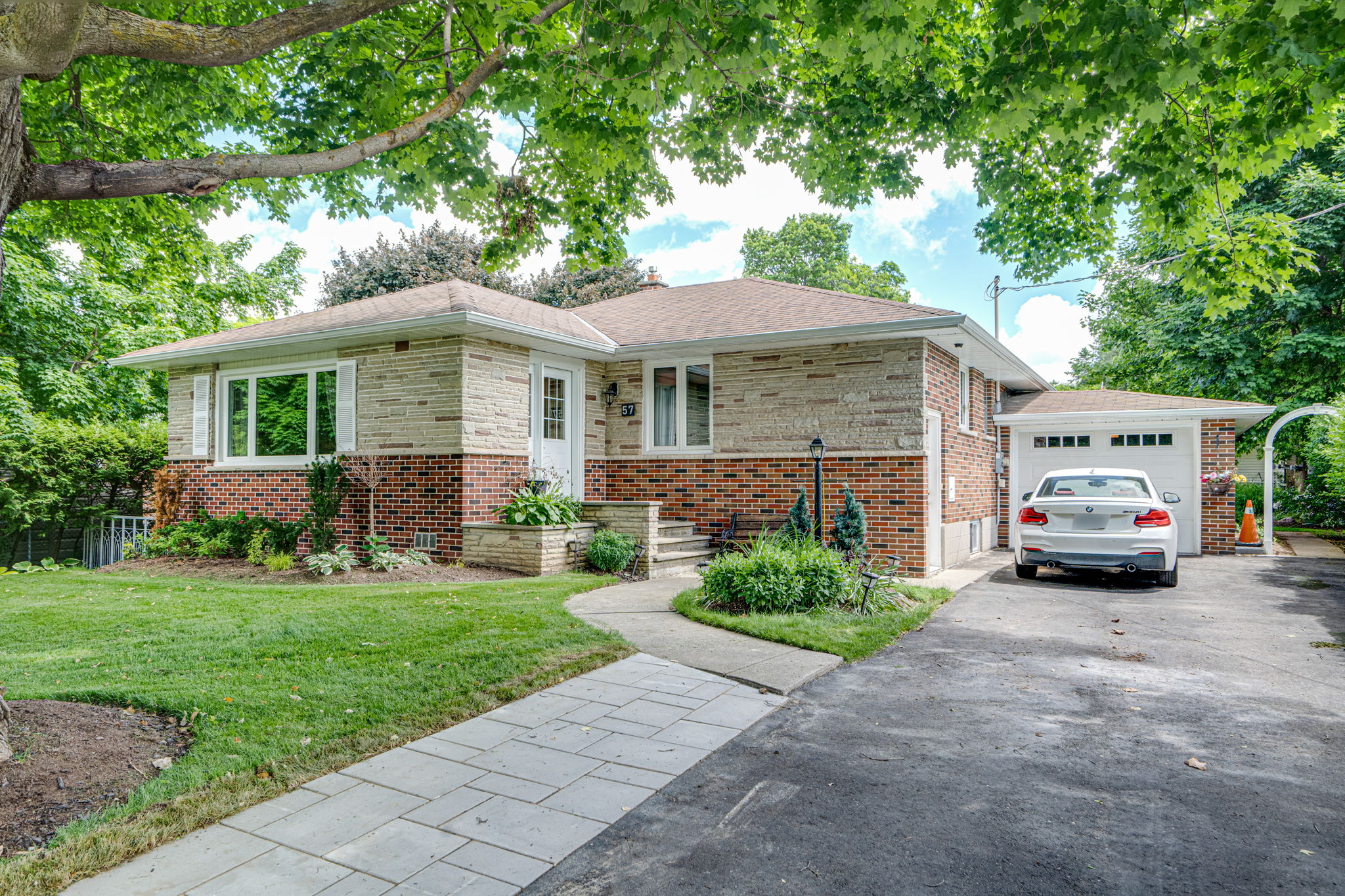 57 Roxborough Rd Newmarket, ON L3Y 3K8