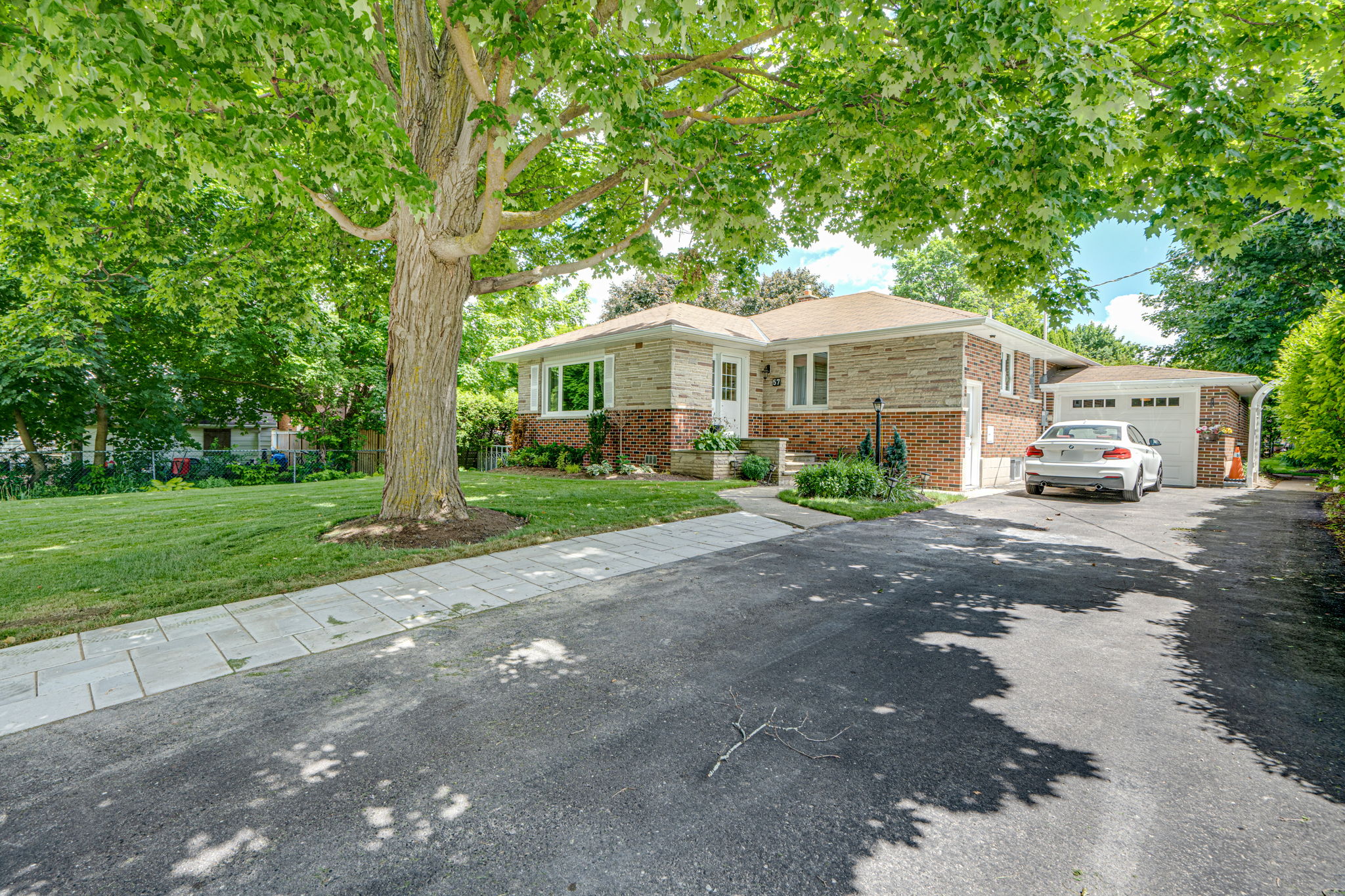 57 Roxborough Rd Newmarket, ON L3Y 3K8