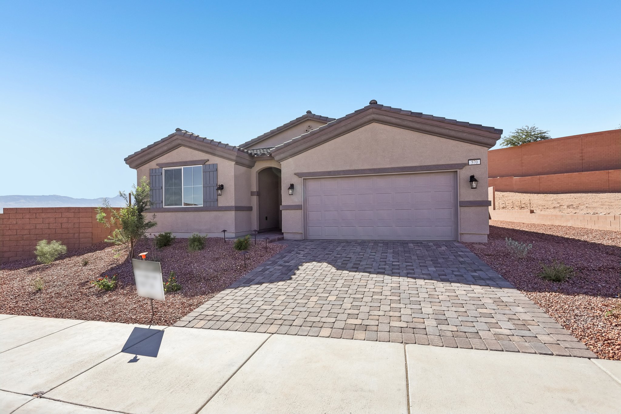 570 Hamilton Dr-S2710-003.jpg