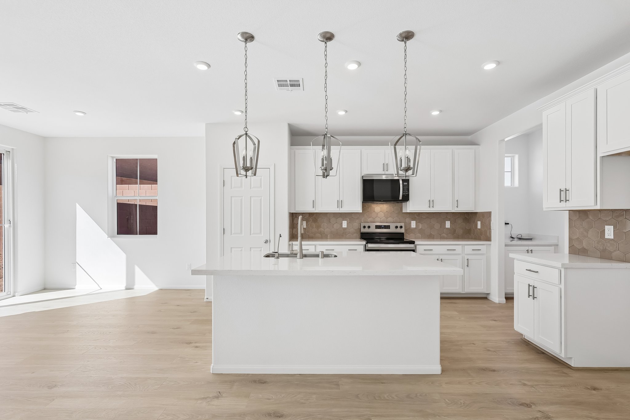 570 Hamilton Dr-S2710-009.jpg