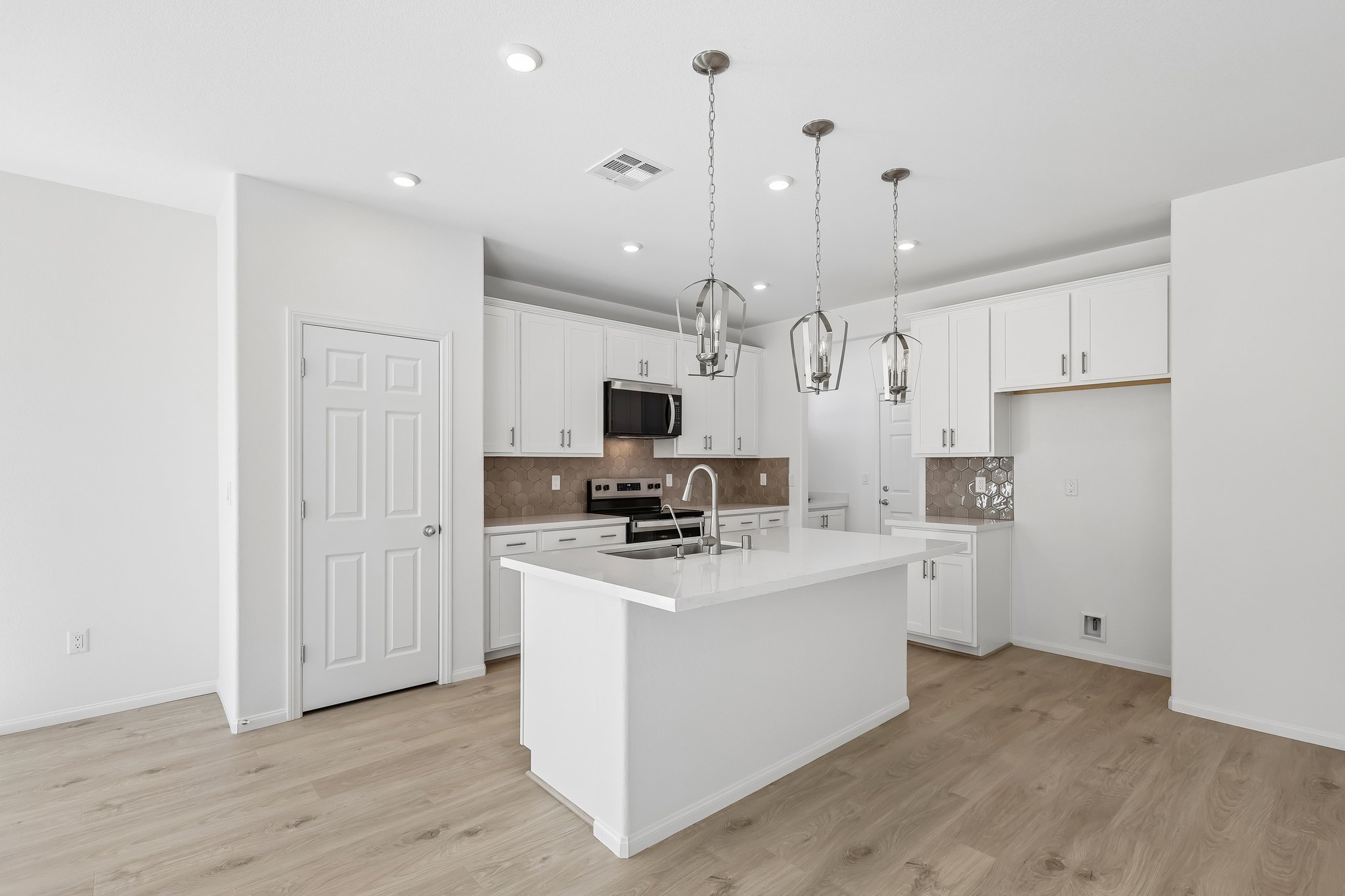 570 Hamilton Dr-S2710-010.jpg