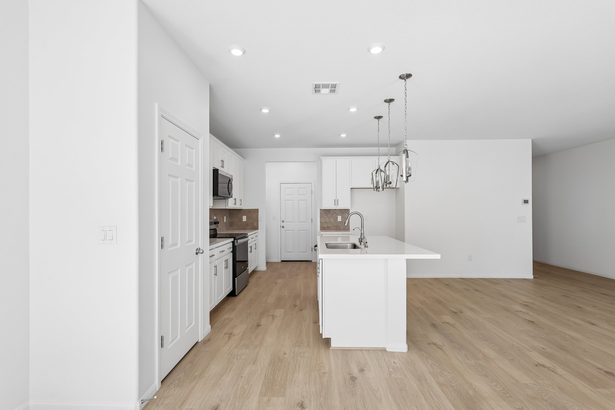 570 Hamilton Dr-S2710-011.jpg