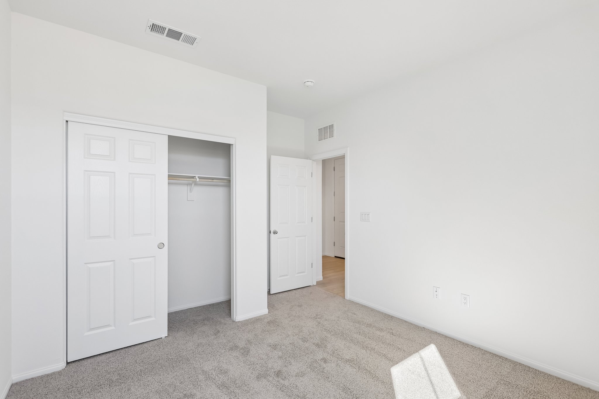 570 Hamilton Dr-S2710-020.jpg