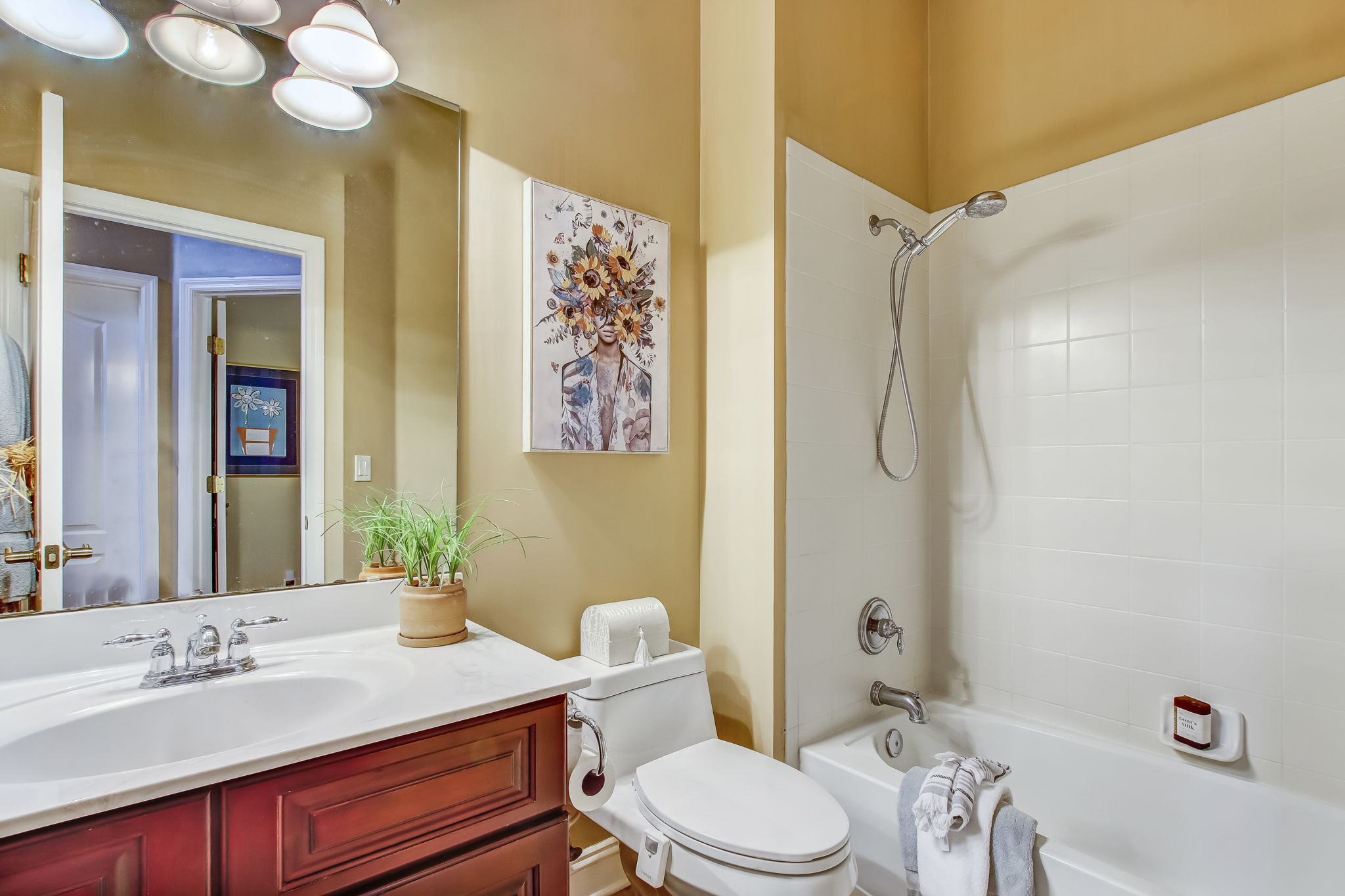 Guest bath with tub/shower combination