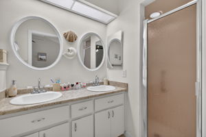  Photo 40