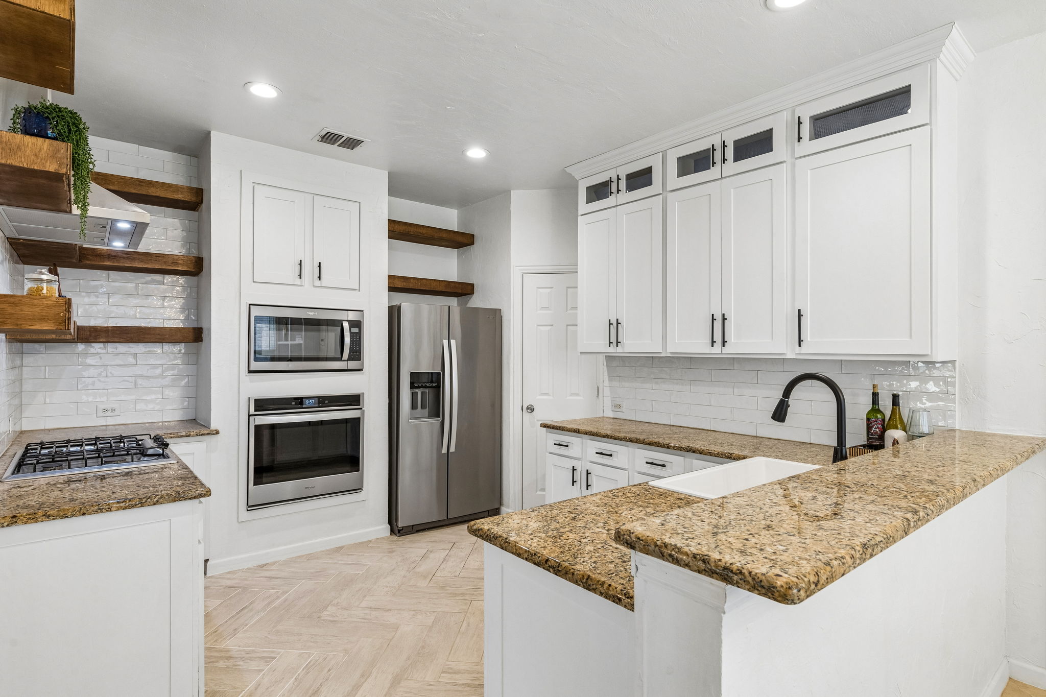 Storage. Granite. Pantry. Efficient.