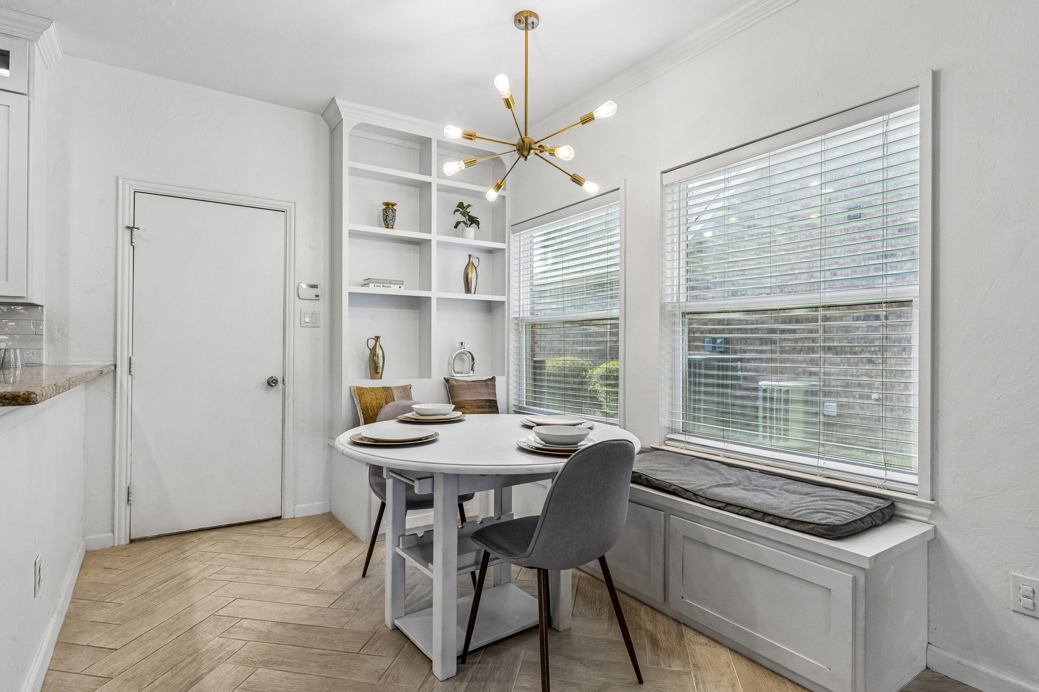 Cozy built seating and shelves in the breakfast room