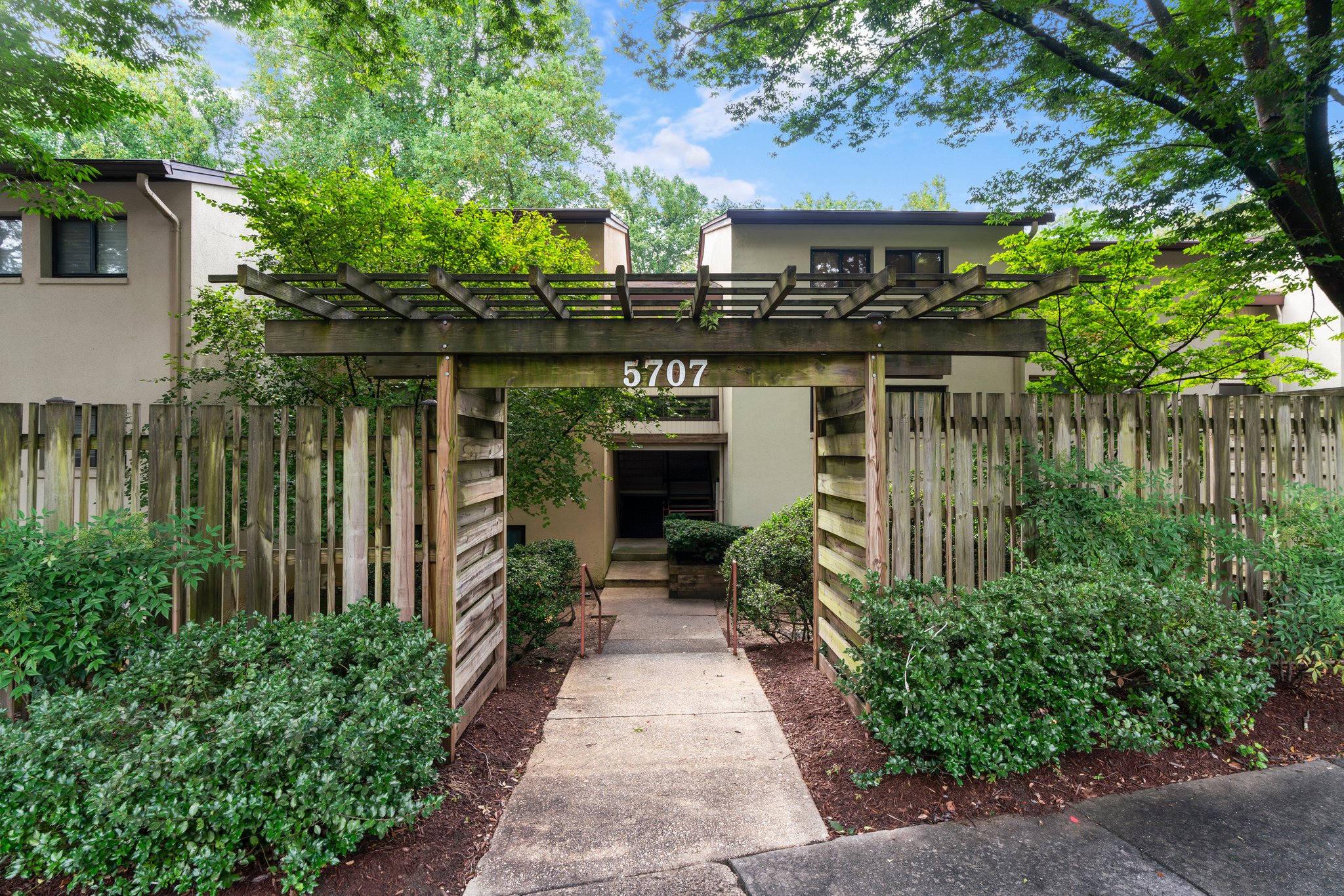 05. Front of house.jpg