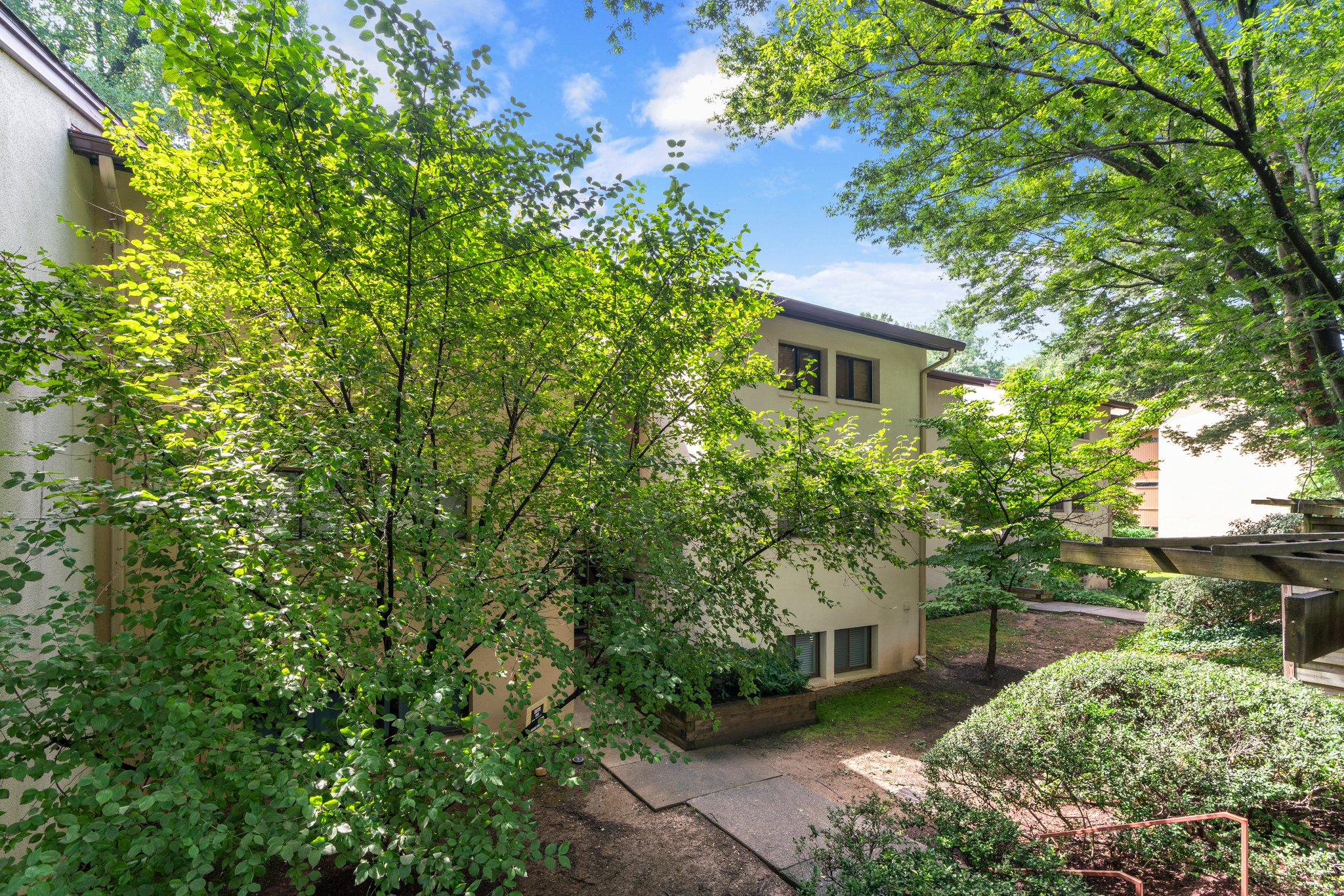 04. Front of house.jpg