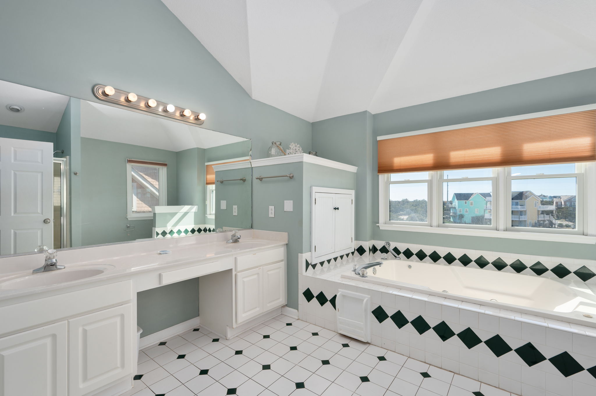 5709-SVDT-TL-BR8-Private-Bath