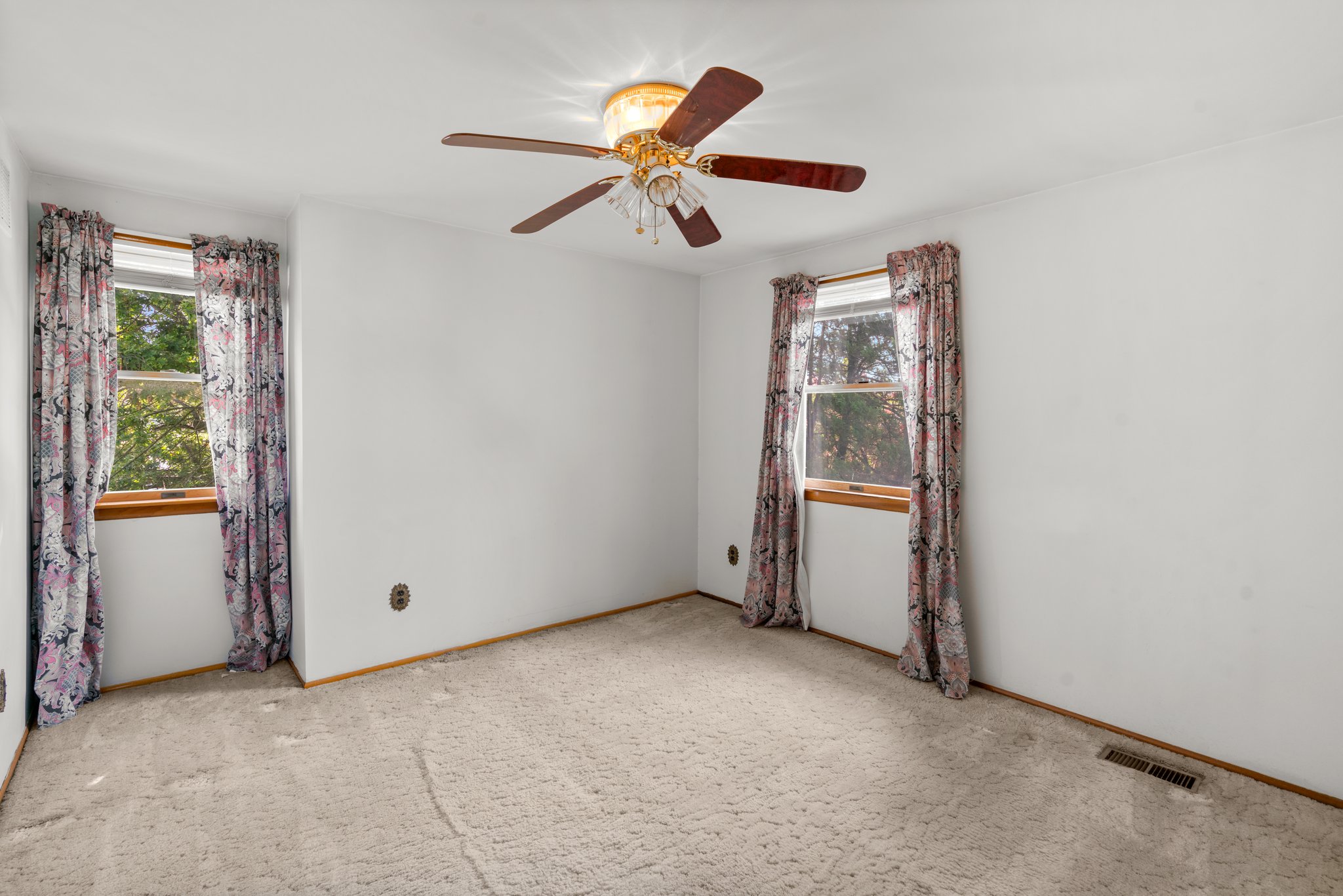 25. Upper bedroom.jpg