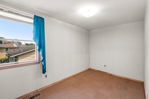 21. Upper bedroom.jpg