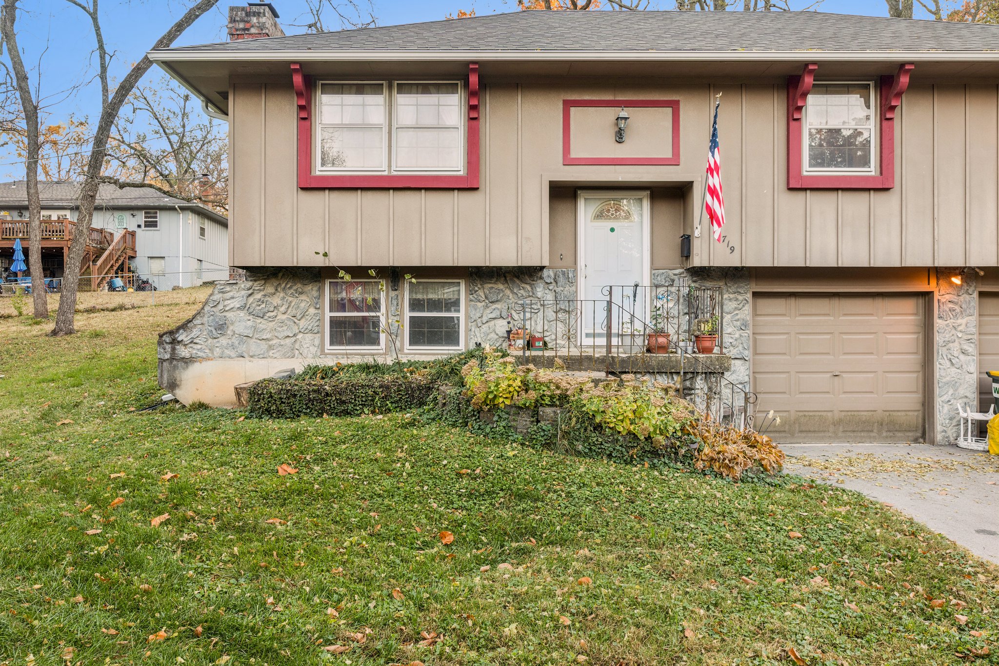 7500 - 5719 Farley St_003.jpg