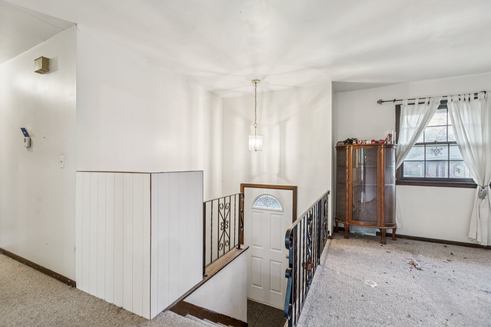 7500 - 5719 Farley St_005.jpg
