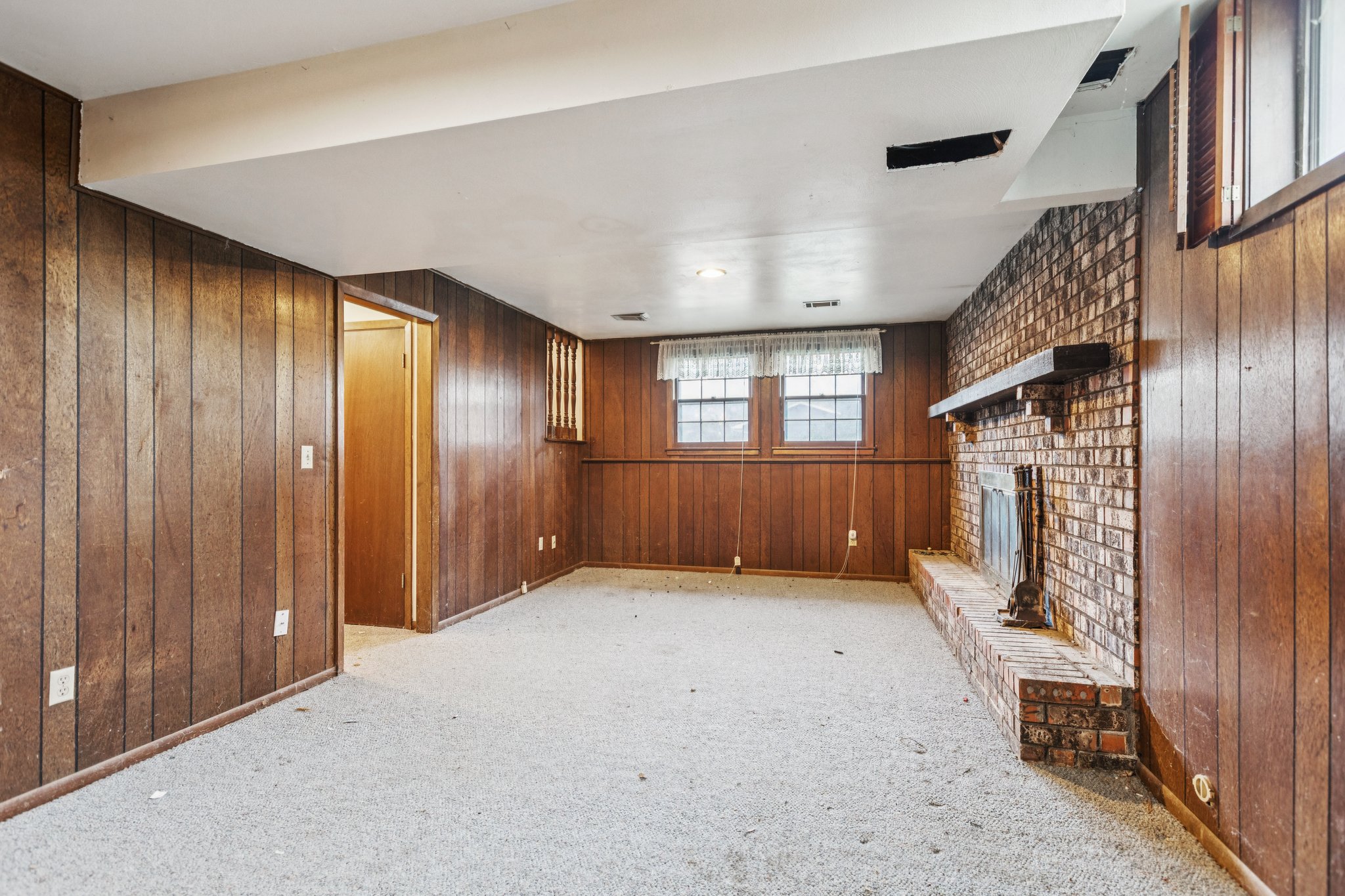 7500 - 5719 Farley St_009.jpg