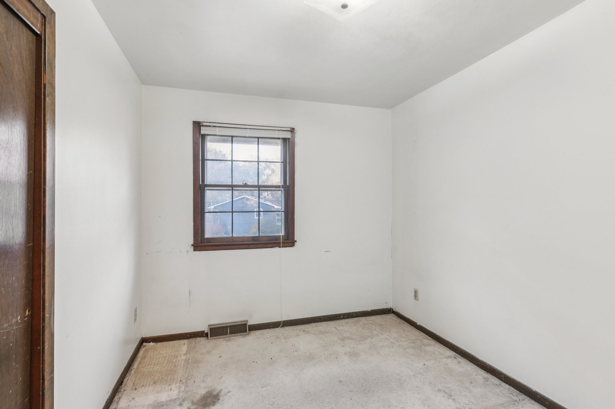 7500 - 5719 Farley St_024.jpg