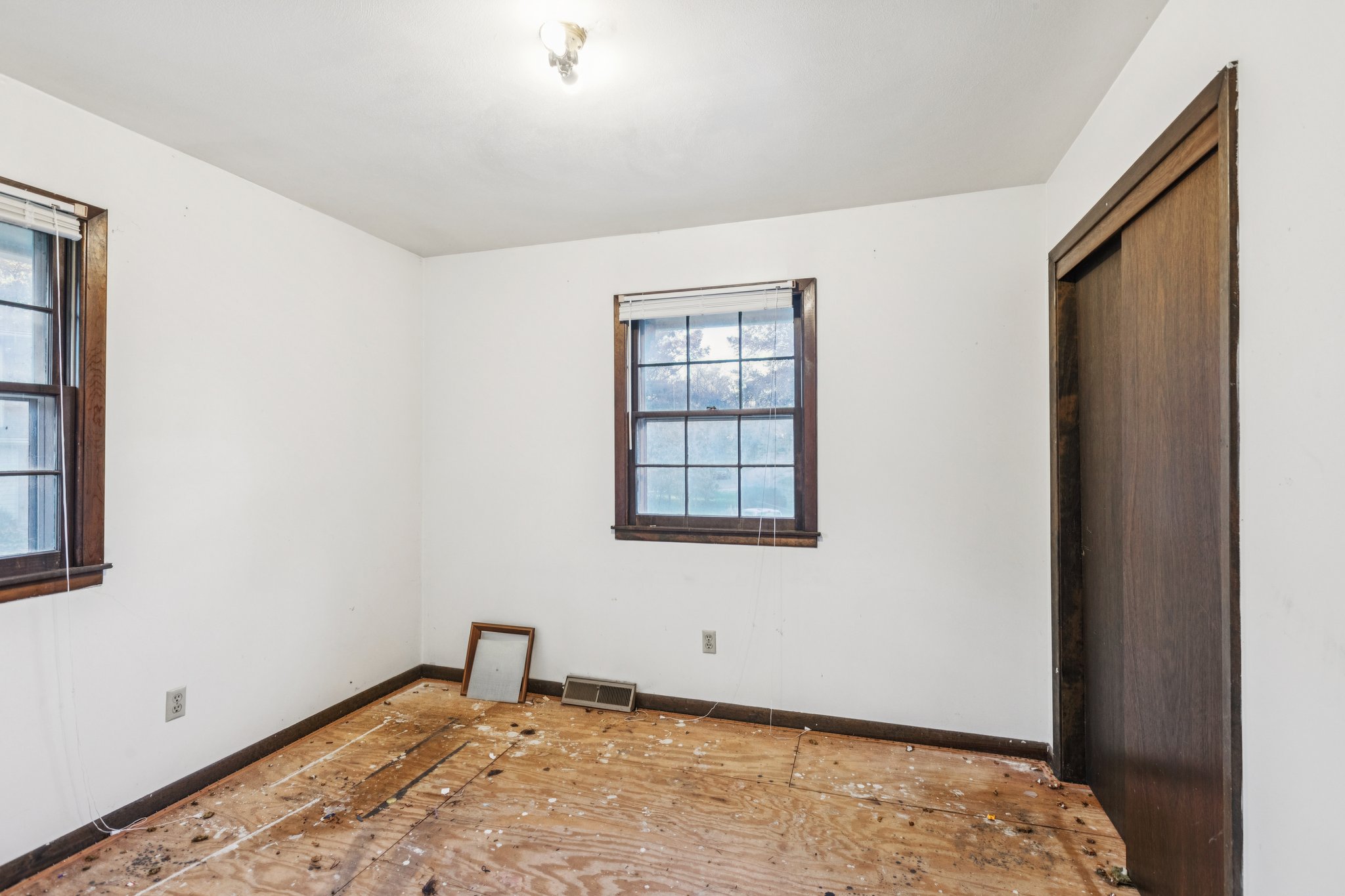 7500 - 5719 Farley St_026.jpg