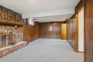 7500 - 5719 Farley St_007.jpg