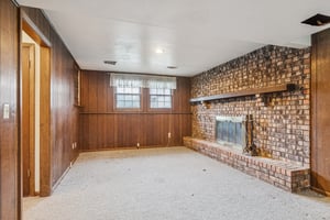7500 - 5719 Farley St_008.jpg