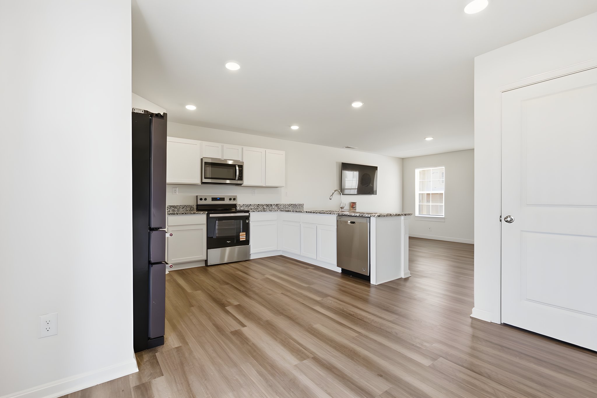 572 Pinehurst Dr-19 furniture removed.jpeg