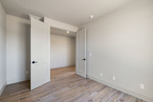 Den (2)