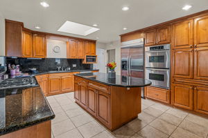 Kitchen w double oven, XL refrigerator