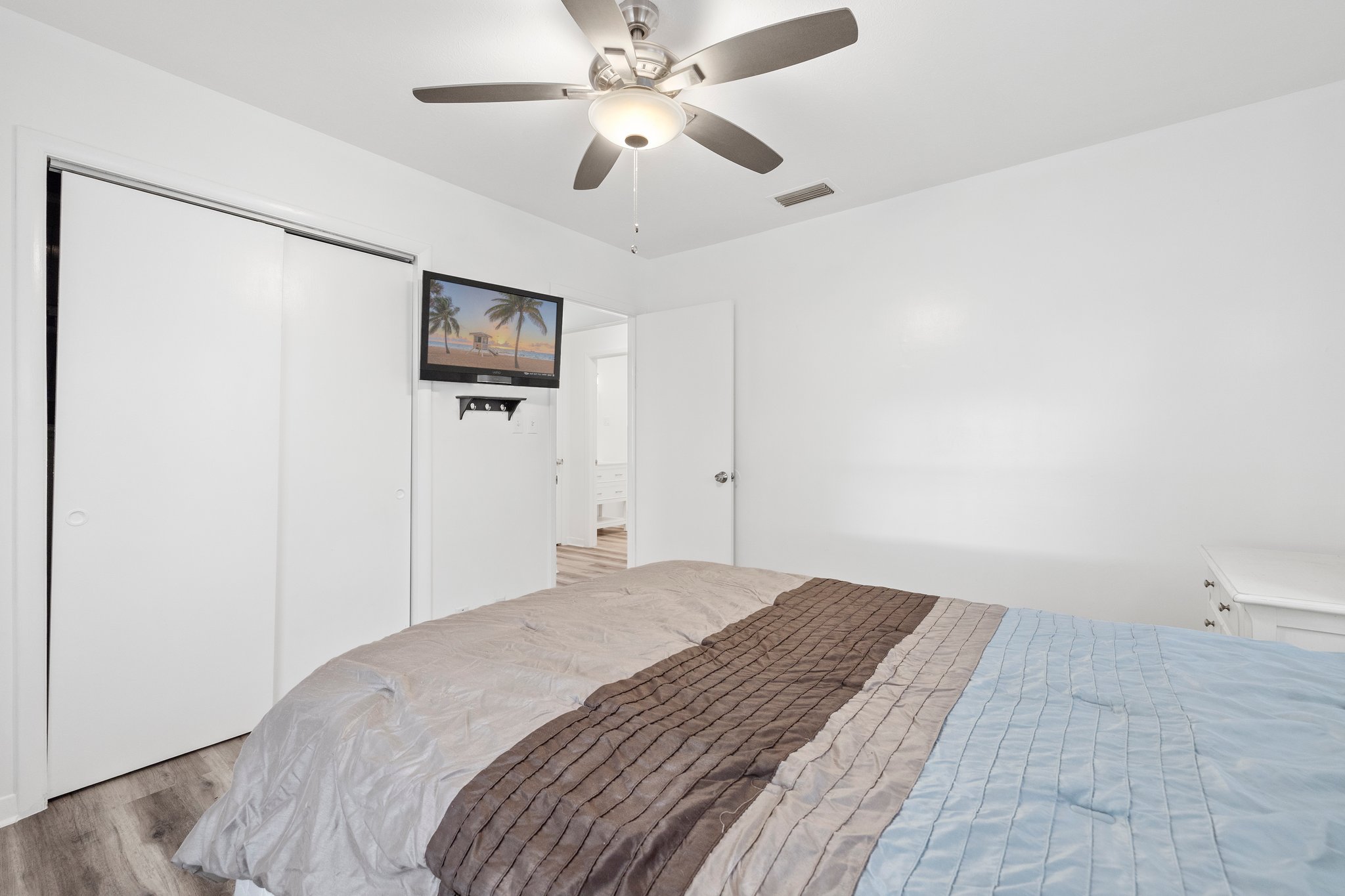 Guest Bedroom 1-2.jpg