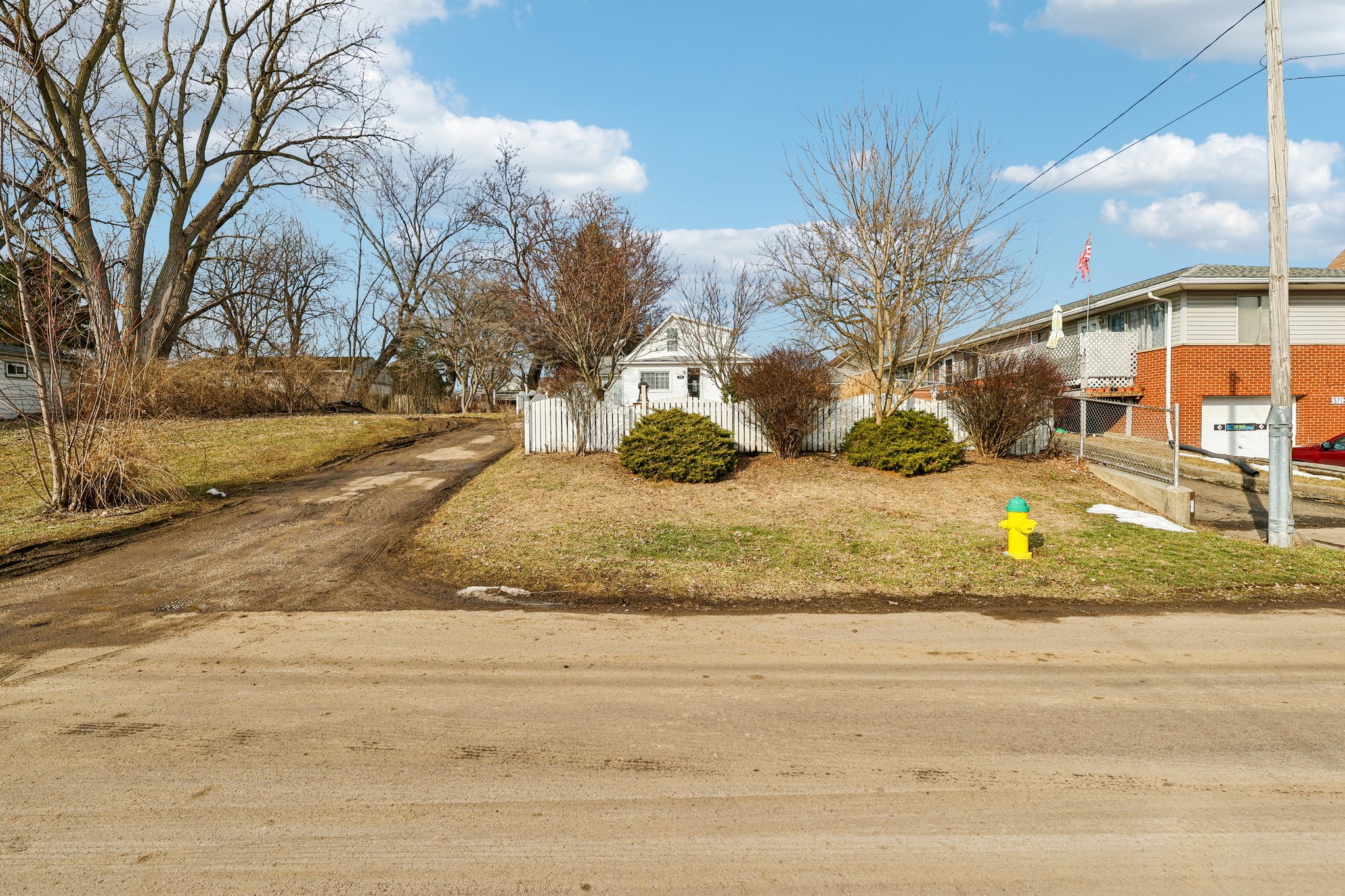 Flora Ave-S1802-002.jpg