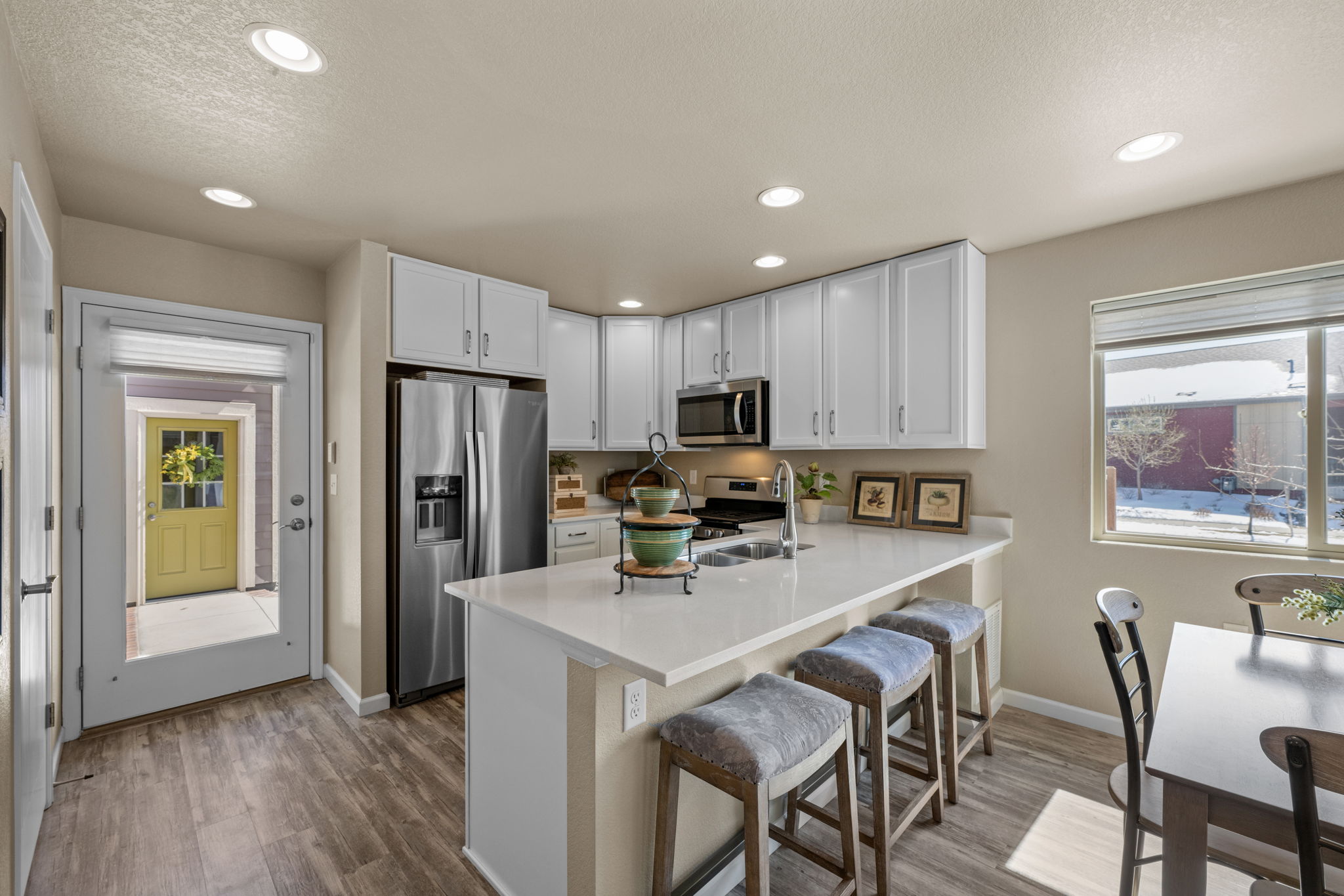 Kitchen w/ Breakfast Bar Seating