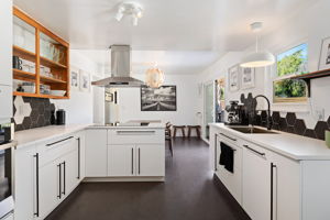 11 - Kitchen