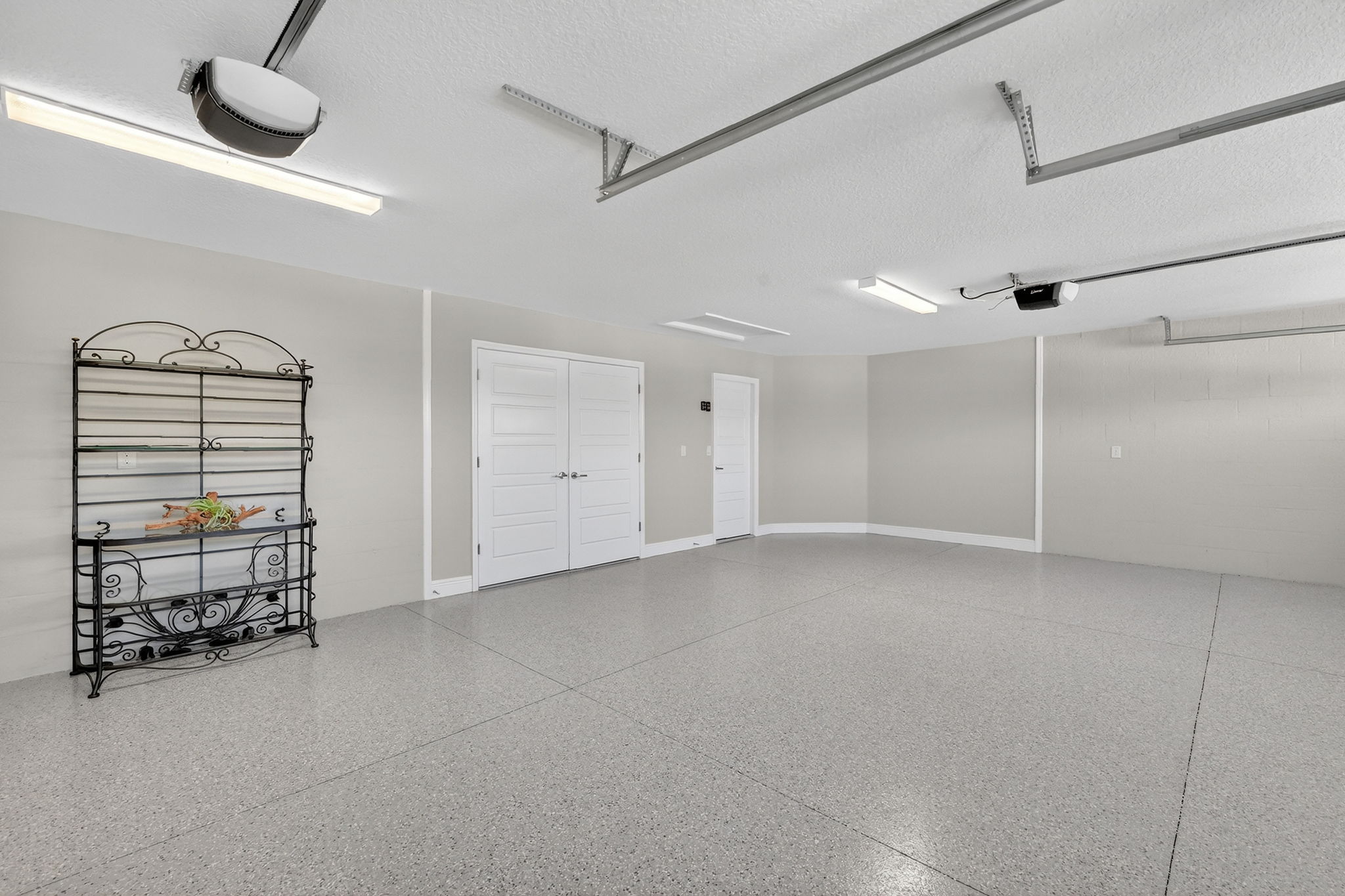 Oversized 661sf Garage and Golf Cart Garage