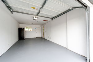 Oversized Garage w Direct Access