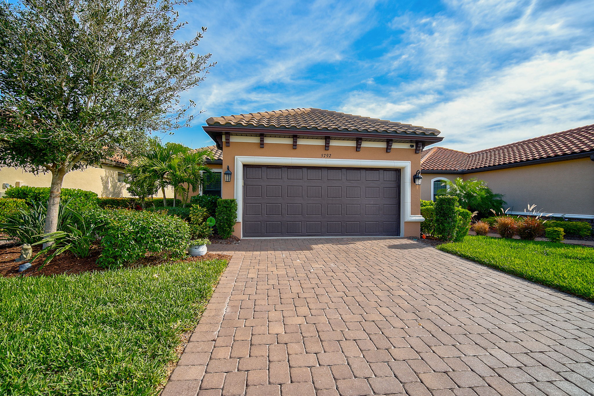 5792 Semolino St-1