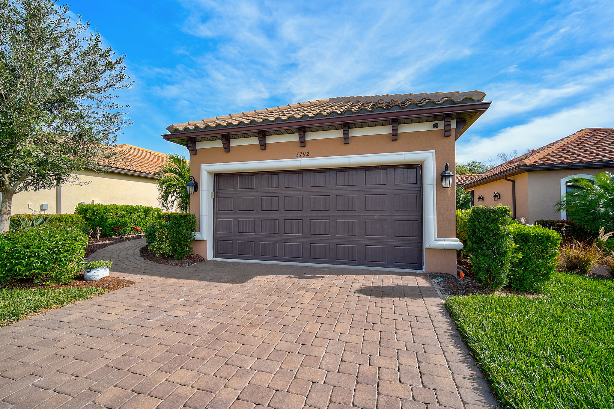 5792 Semolino St-3