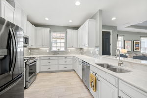 5792 Semolino St-10