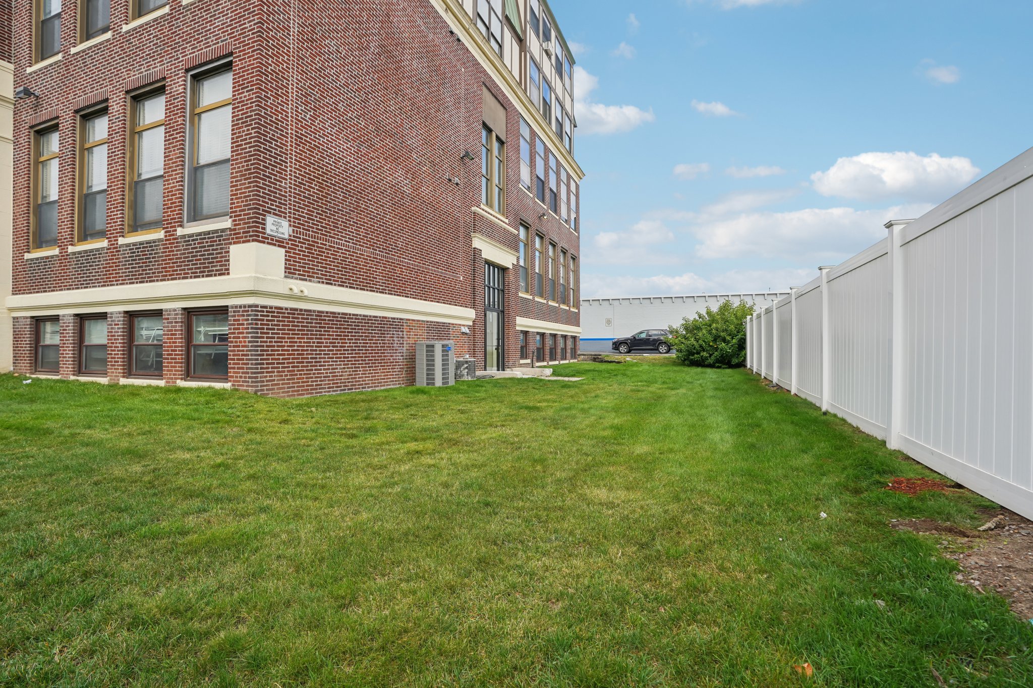 Almont St 3-S1609-024.jpg