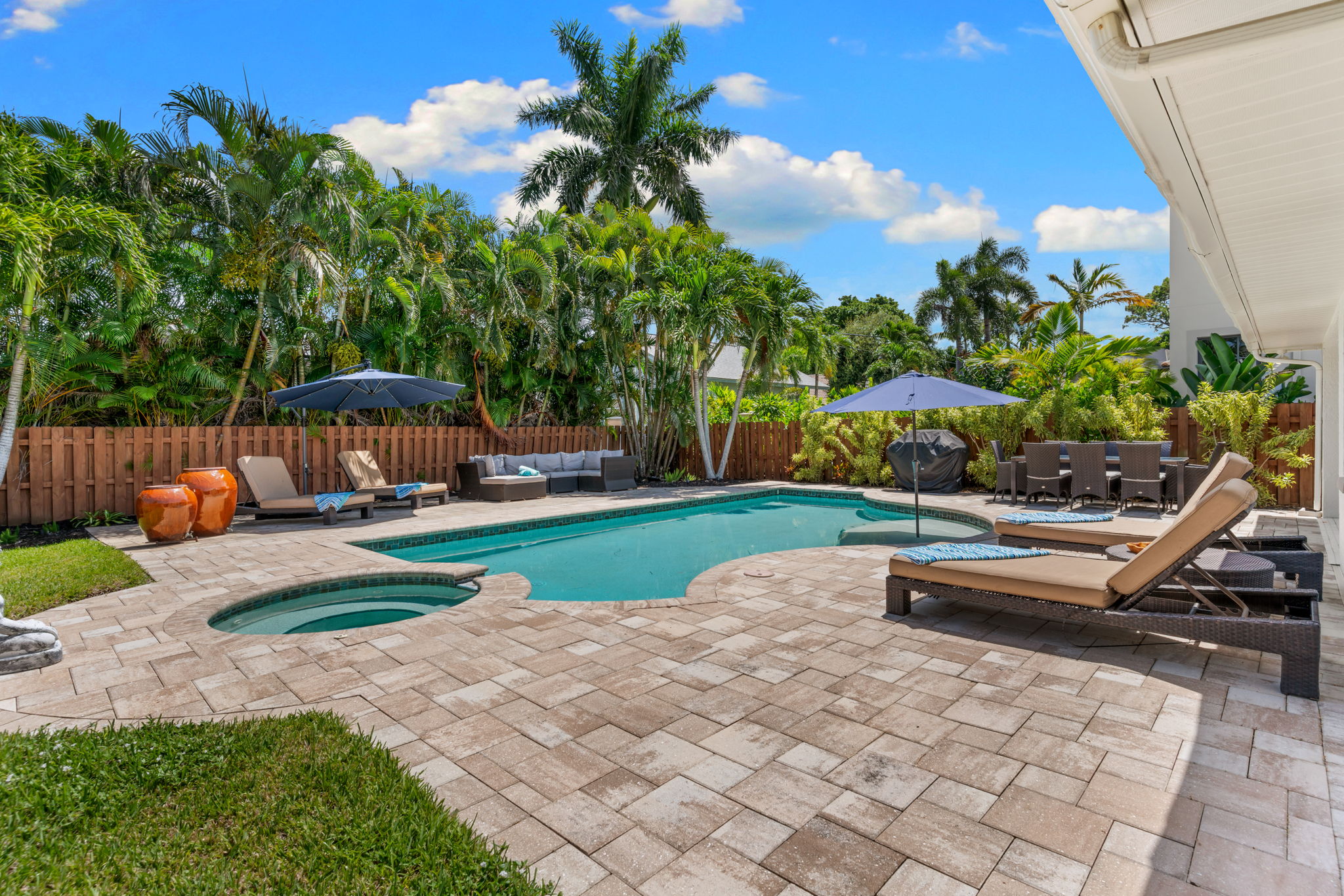 Spa and Pool with Sunshelf