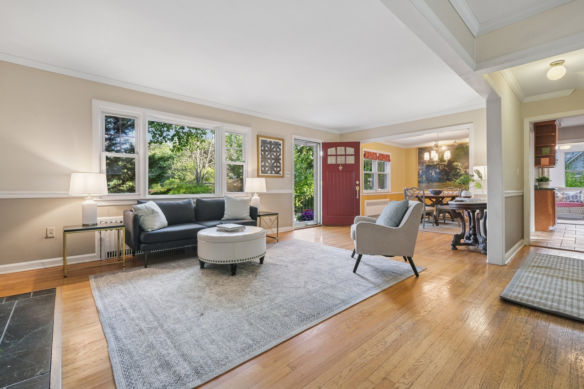 Light, space, and calm - the perfect living room trio.