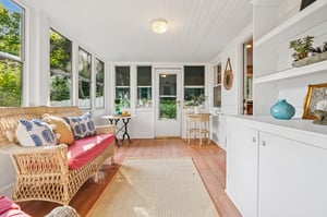 A three-season porch with pure mid-century summer vibes. Made for lemonade afternoons!