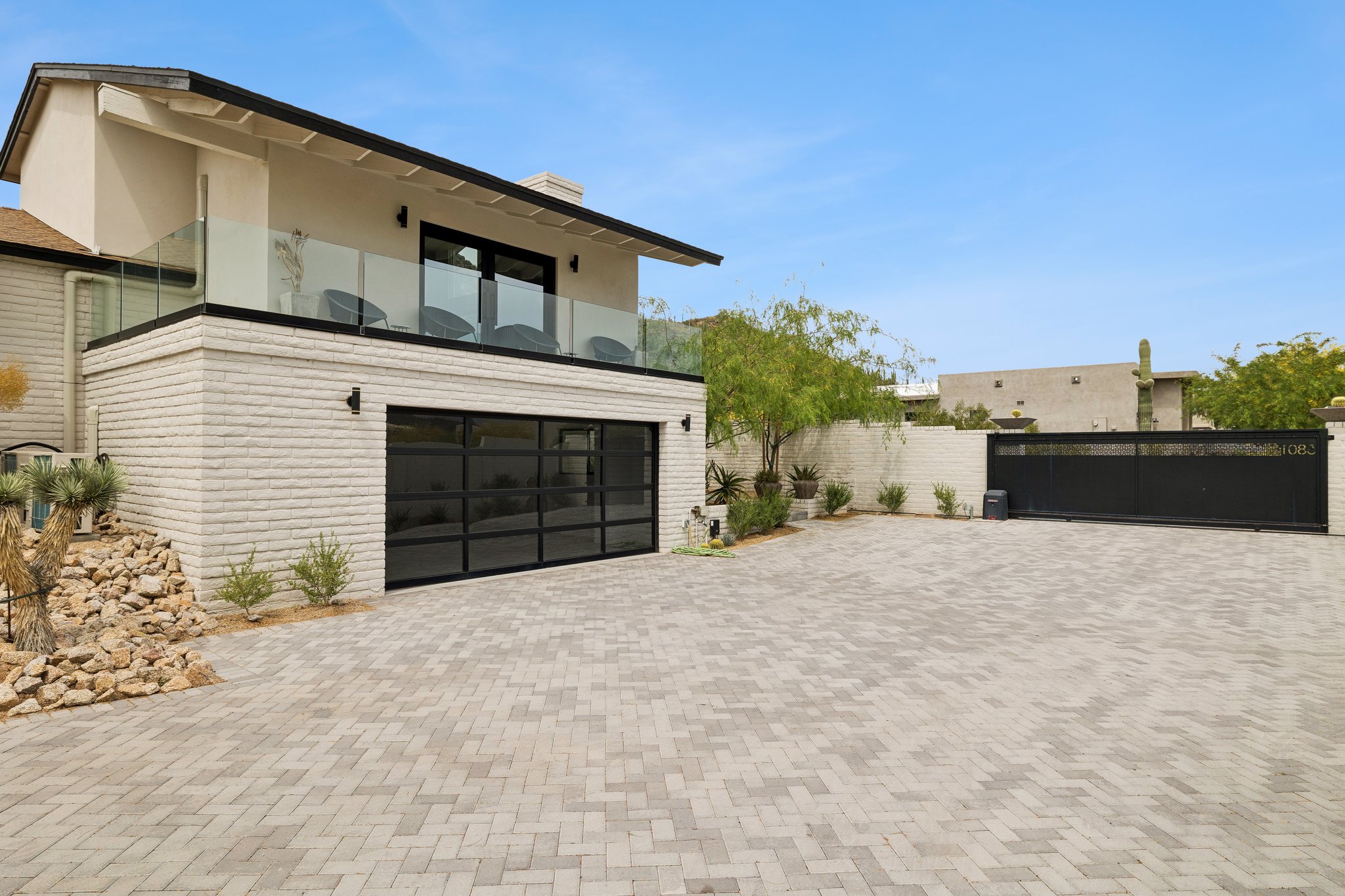 5801 E Surrey Dr - 003.jpg