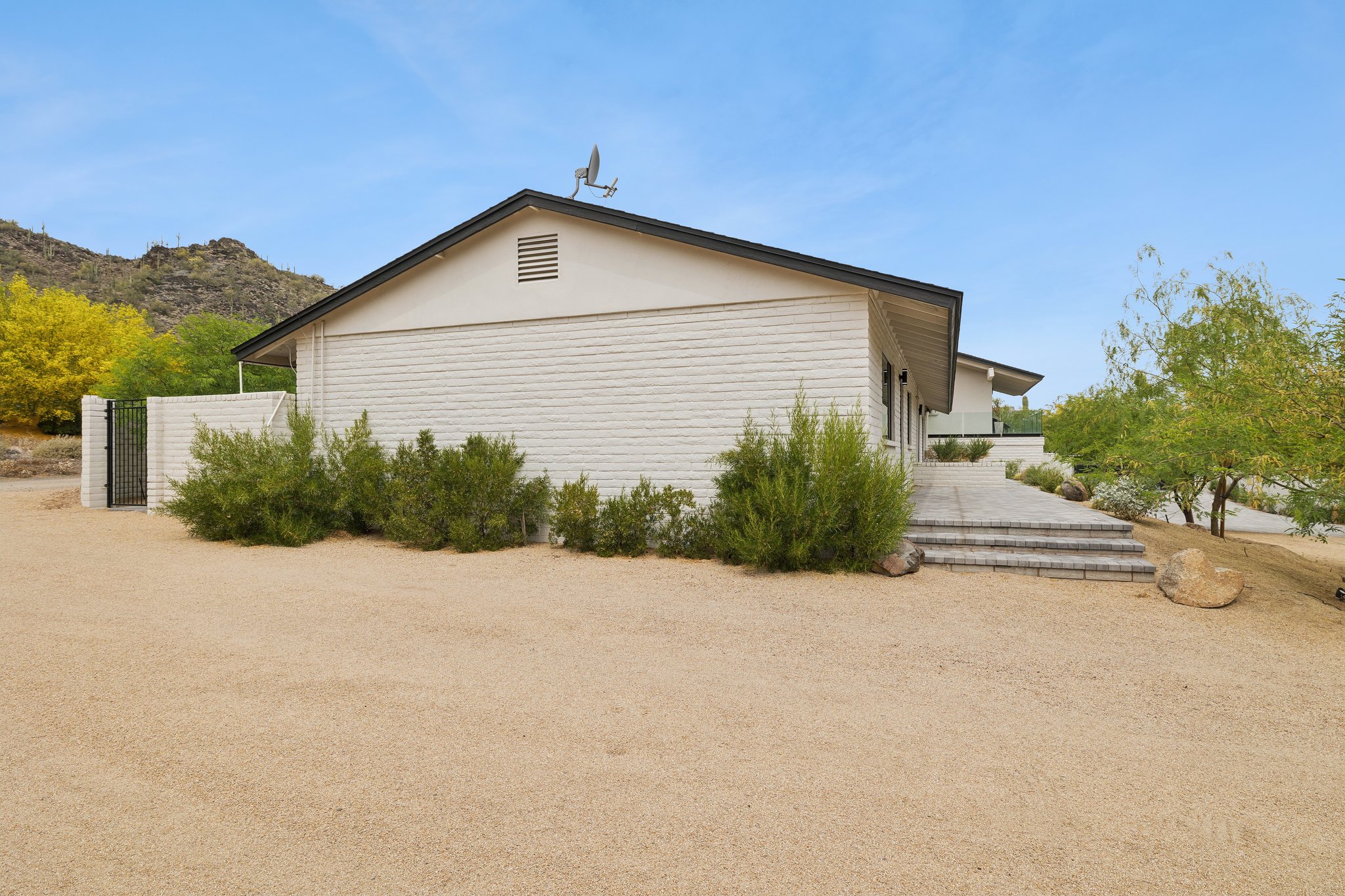 5801 E Surrey Dr - 006.jpg