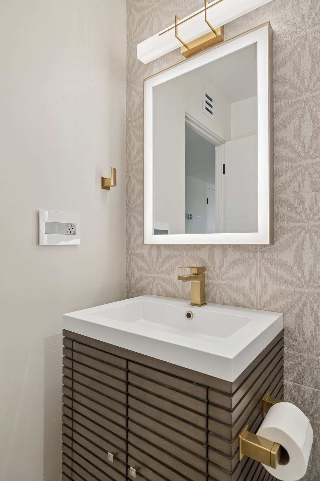 5801 E Surrey Dr - 027.jpg