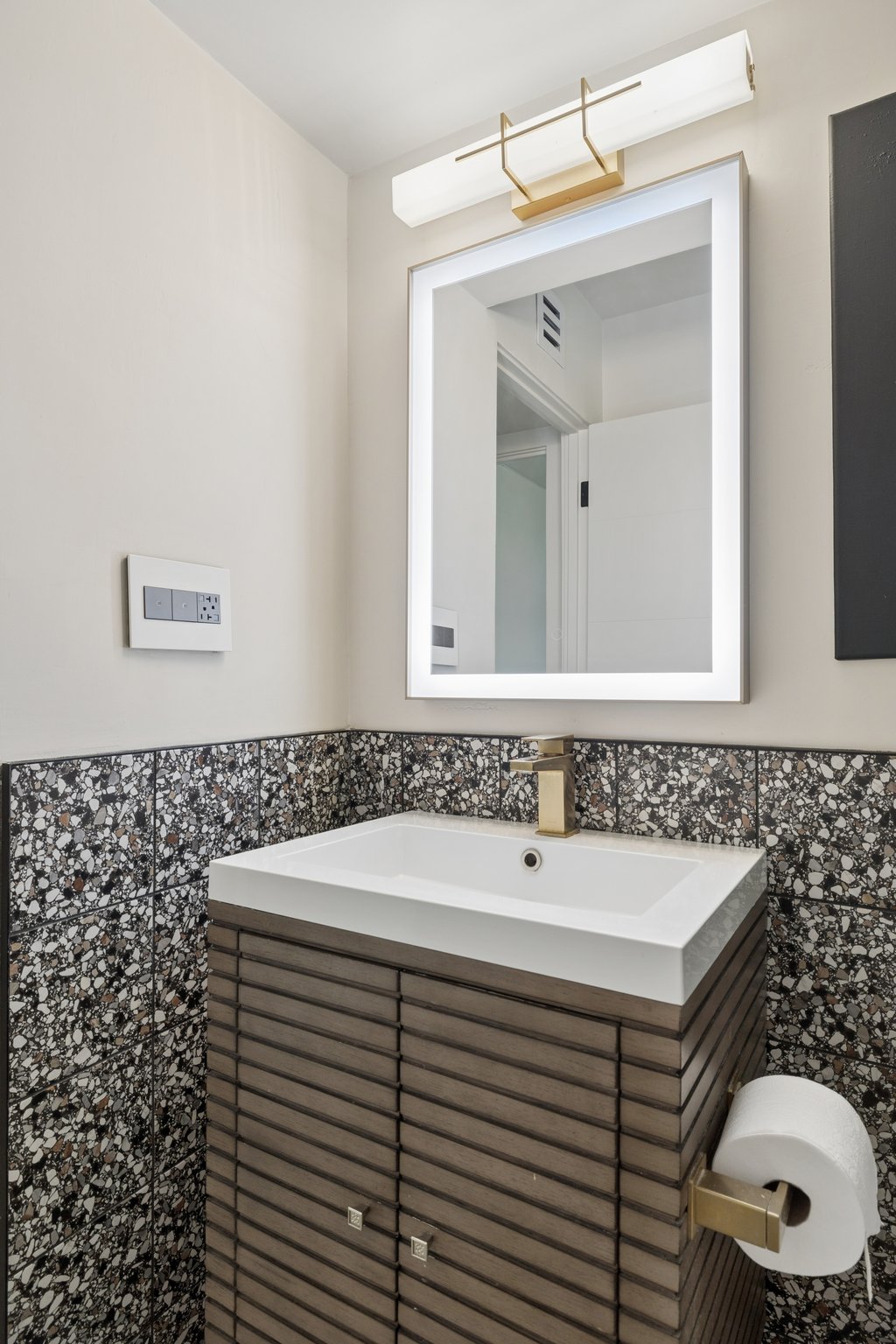 5801 E Surrey Dr - 044.jpg