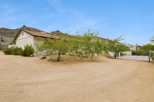 5801 E Surrey Dr - 005.jpg