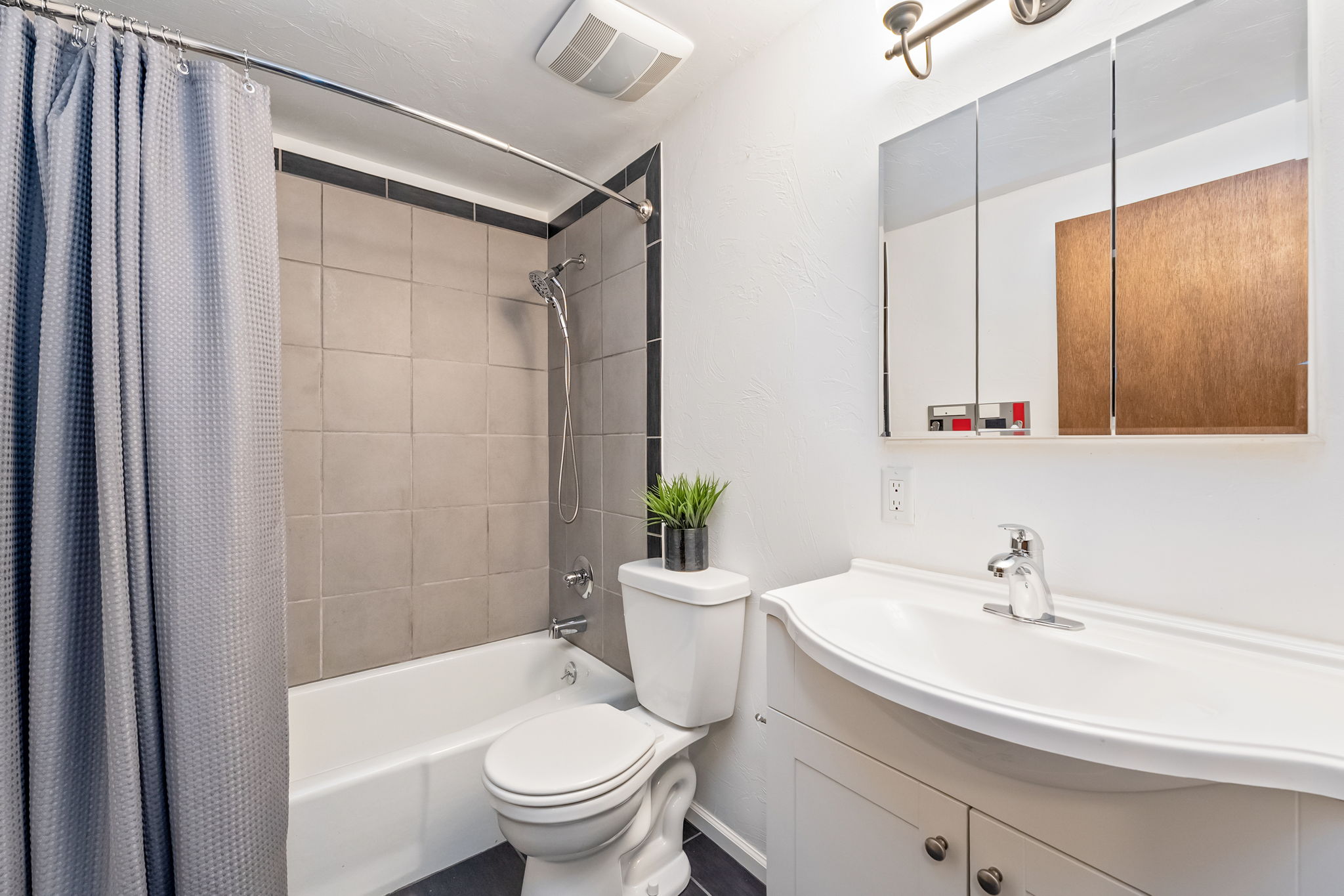 Shared Hall Bath - Main Level