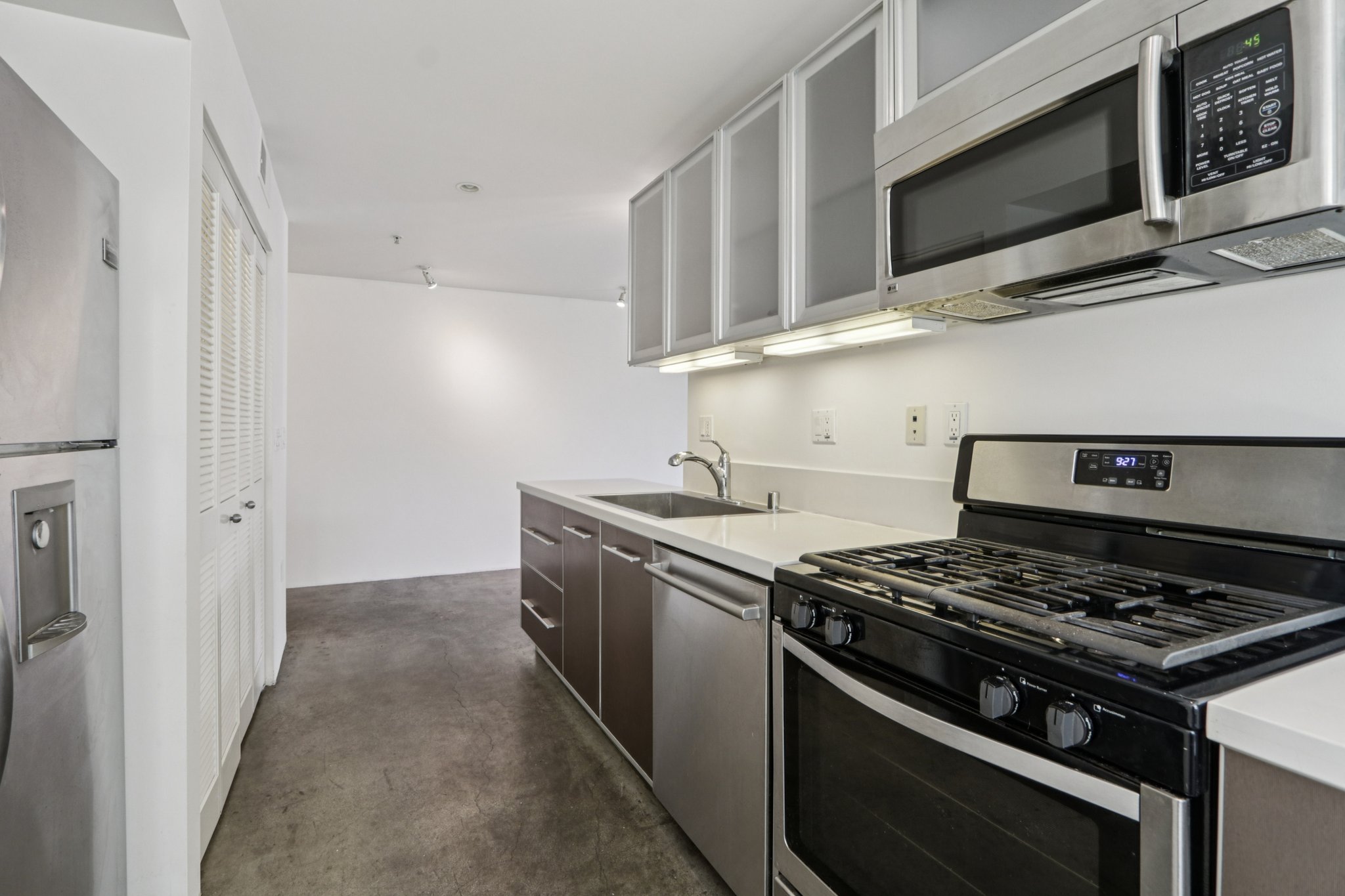 Waring Ave 3-S2611-013.jpg