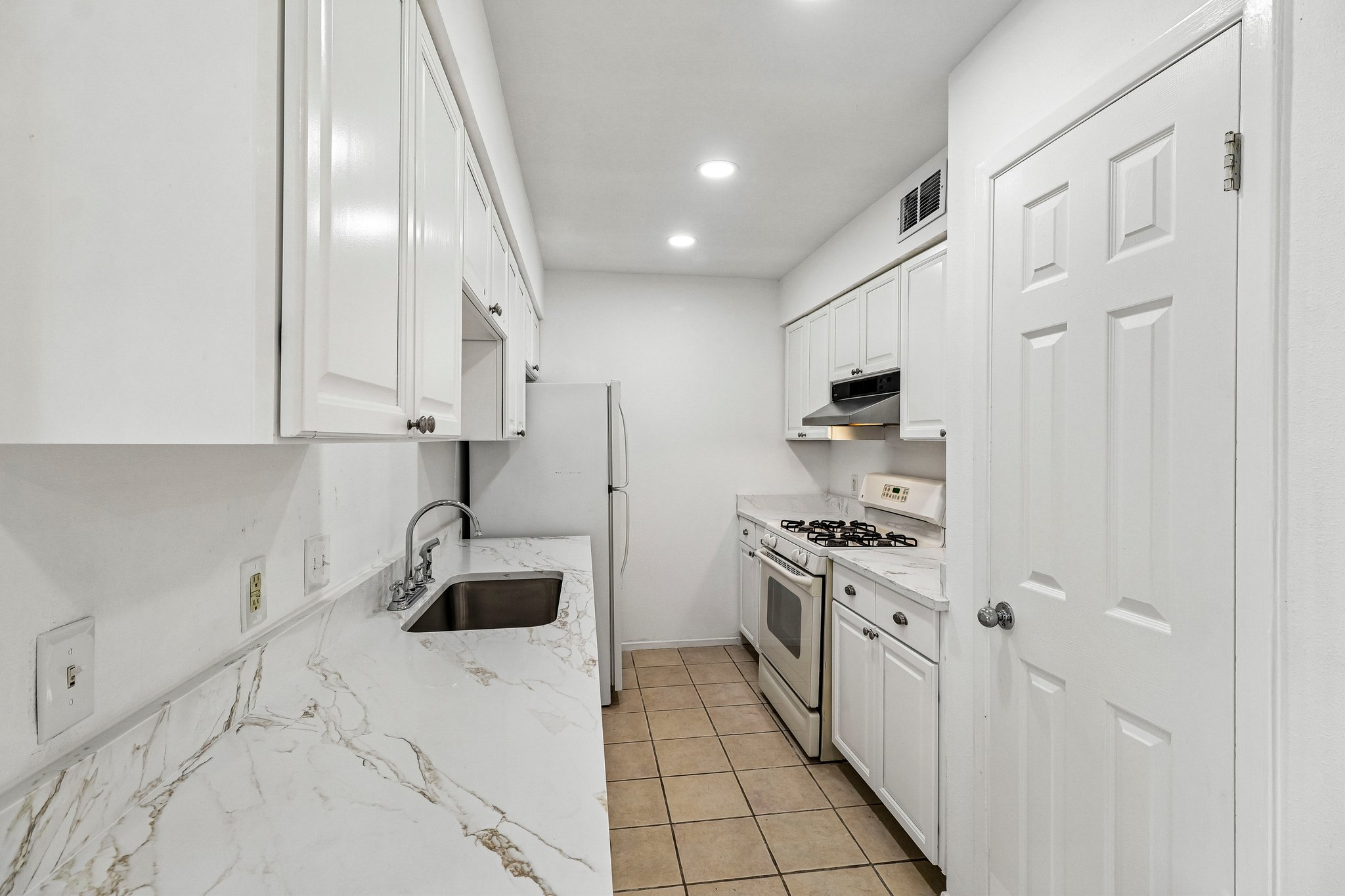 Coventry Ln-S0206-016.jpg