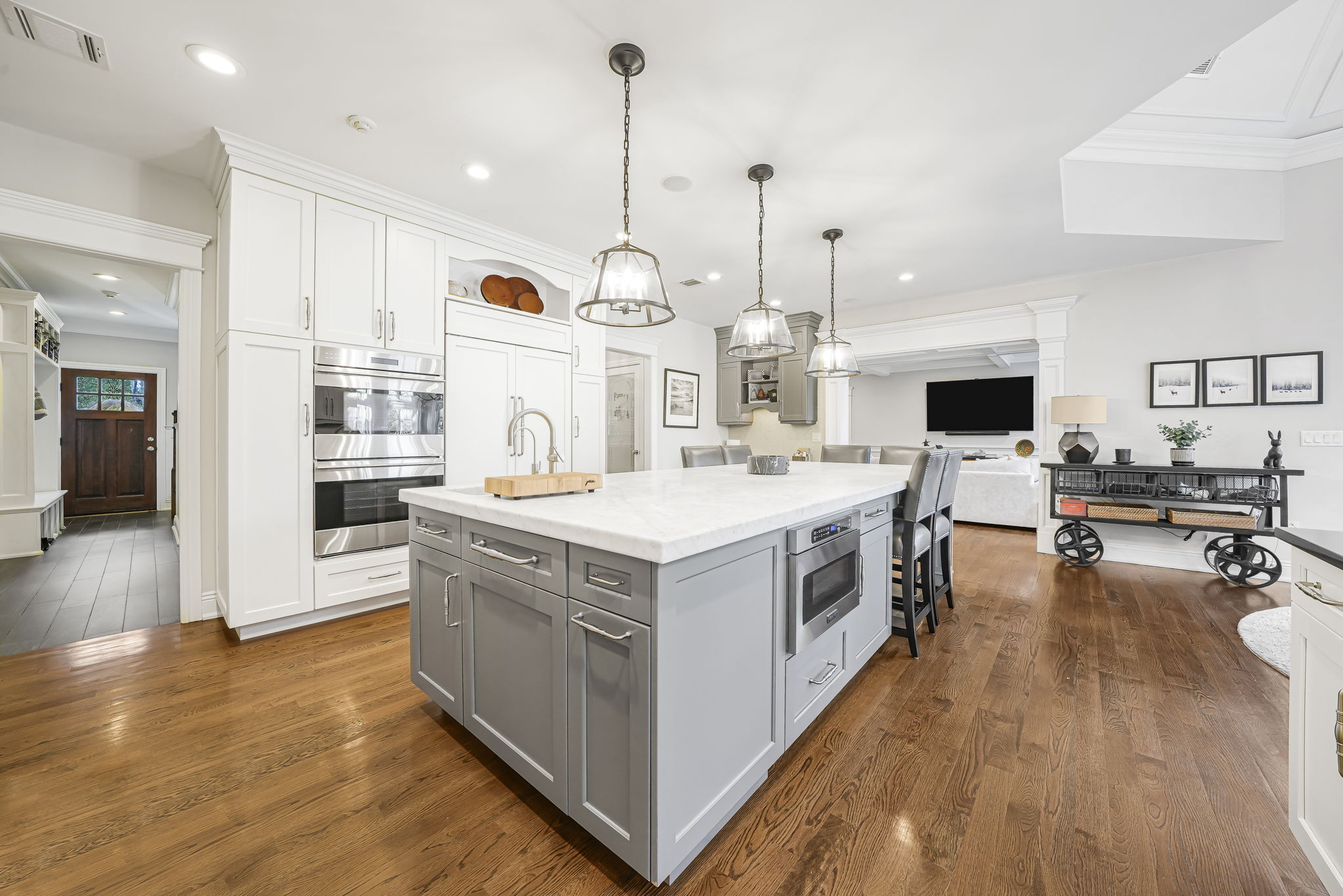 Large Island with sink and seating